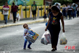 委内瑞拉重开边境 数千居民跨境抢购物资