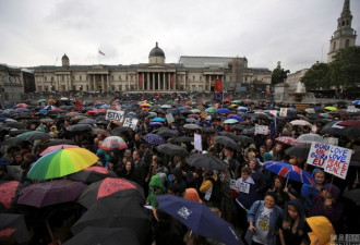 伦敦大批民众冒雨集会 要求留欧