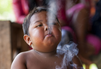 2岁男孩一天抽40根烟震惊世界 6年后他成这样