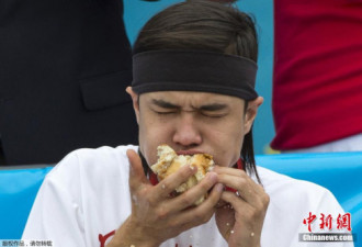 新加坡“大胃王”再创纪录 10分钟吃20个热狗