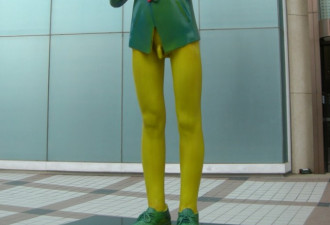 北京王府井大尺度雕塑半裸少年被摸“私处”