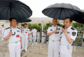 海军司令考察新装备 为电磁弹射专家打伞