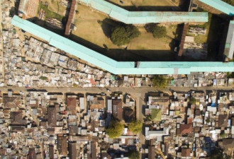 美国摄影师航拍图展示南非贫富差距 天渊之别