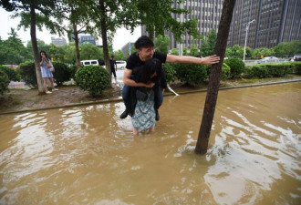 武汉一女孩为不让男友湿鞋 背其淌水过马路