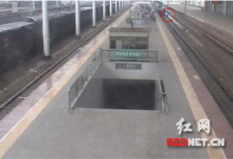 男子因随地吐痰 在火车进站瞬间被人推下站台