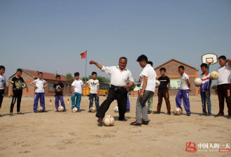 中国人的一天：农村盐碱地里的足球娃