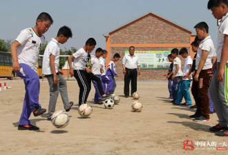 中国人的一天：农村盐碱地里的足球娃
