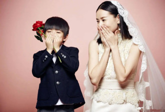 董洁再披婚纱明艳动人 儿子顶顶献花