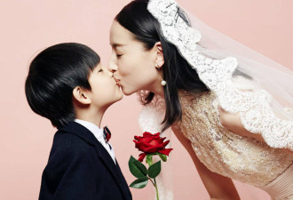 董洁再披婚纱明艳动人 儿子顶顶献花