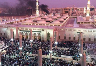 沙特圣城麦地那遭自杀性袭击 清真寺前浓烟滚滚