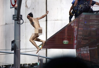 哥大亚裔美男全裸高台大喊：川普你在哪？