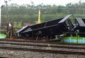 台风过境 台湾3节数十吨重火车被台风吹翻