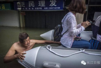 武汉六旬老人渍水中接送居民 同事差点掉井