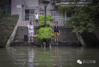 武汉六旬老人渍水中接送居民 同事差点掉井