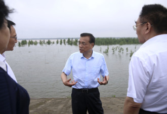 李克强视察岳阳长江干堤：把保障安全顶在头上