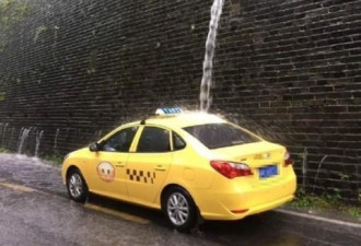 暴雨致南京城墙“龙吐水” 司机借水洗车