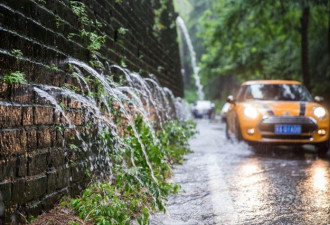 暴雨致南京城墙“龙吐水” 司机借水洗车
