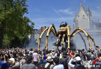 法国巨型机械蜘蛛上街引民众围观 如科幻世界