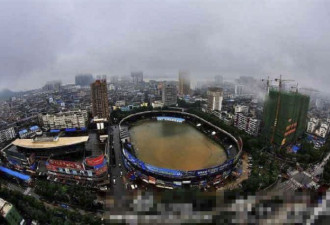 湖北：大体育场被暴雨灌满成“大泳池”