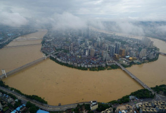 航拍广西柳江第二次洪峰 洪水淹路城市似孤岛