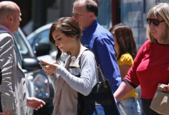 注意！多伦多街头边走路边发短信可能被罚款！