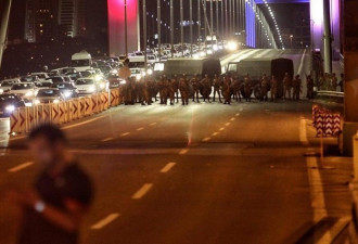 土耳其士兵封锁大桥 持枪上街巡逻