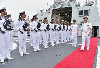 美海军作战部长访青岛 将登辽宁号航空母舰