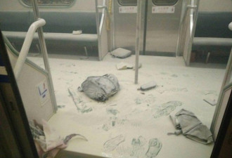台湾台铁列车爆炸起火 车厢血迹斑斑