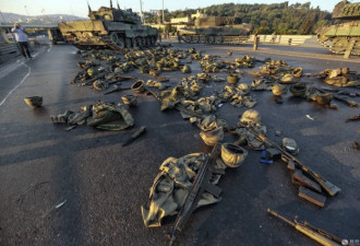 民众的复仇:土耳其叛军被暴打 遭遇私刑