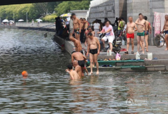 天津海河变“免费游泳池” 人们打肥皂洗澡