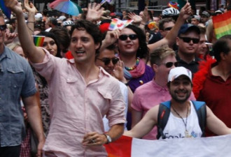 叙利亚同性恋难民在多伦多与杜鲁多并肩游行