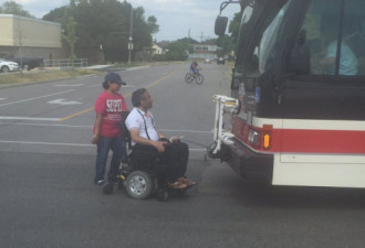 炎热天气等TTC等了两小时 坐轮椅男子暴怒拦车