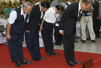 台湾行政院长到殡仪馆吊唁遇难陆客