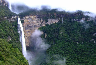 自拍惹的祸！韩国游客坠下500米高瀑布身亡