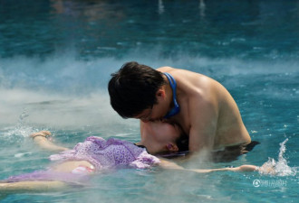 广东泳池举办情侣花式接吻赛:一字型，八字马