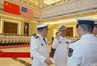 美海军作战部长访华检阅仪仗队 士兵帽子落地