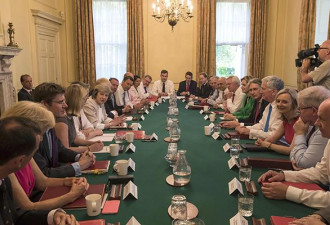 英女首相上任大“换血”：27名阁僚仅5人留任