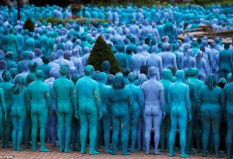 玩脱了！三千多人全裸涂成蓝色是要闹哪样