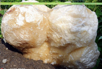 四川山中发现2.1吨重冰洲石晶体 晶莹剔透