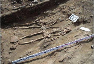 西伯利亚现青铜时期古墓 墓主夫妇牵手5000年