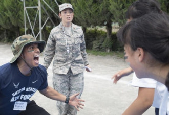 美国大兵的亲民秀：给日本女中学生军训