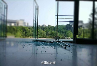 重庆一大学玻璃门“热炸了” 网友：这很重庆