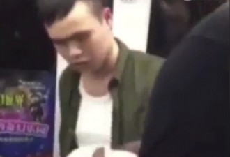 广州:男子地铁上称一名黑人为“黑鬼”遭掌掴