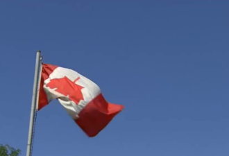 加拿大男子将国旗倒挂引众怒  市议员称不违法