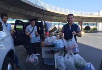 中国驻伊领馆人员为滞留机场的游客送来食物