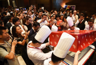 法驻华使馆国庆美食招待会引围观 抬出巨型蛋糕
