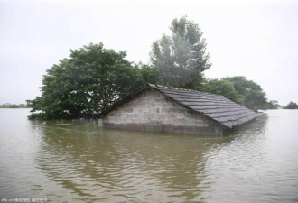 安徽宣城洪水淹没村庄 小车遭没顶之灾宛如沉船