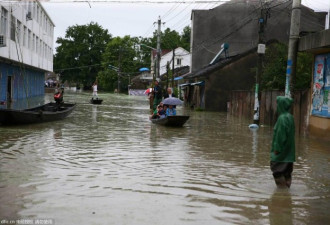 安徽宣城洪水淹没村庄 小车遭没顶之灾宛如沉船
