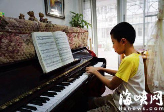疑暑假高强度练钢琴 仅半个月5岁女童近视了