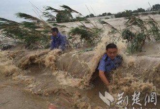 洪湖民警组织人墙 堵堤6小时加固1200米工程